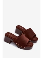 Dámské pantofle na platformě se zlatými sponami čokoládové model 21951376 - Boto Dámské pantofle na platformě se zlatými sponami čokoládové model 21951376 - Boto