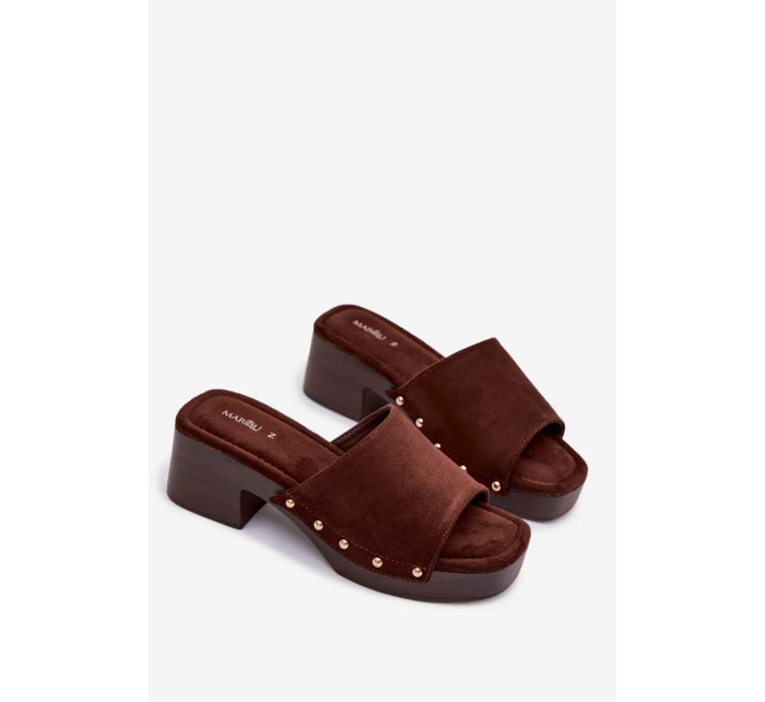 Dámské pantofle na platformě se zlatými sponami čokoládové model 21951376 - Boto Dámské pantofle na platformě se zlatými sponami čokoládové model 21951376 - Boto