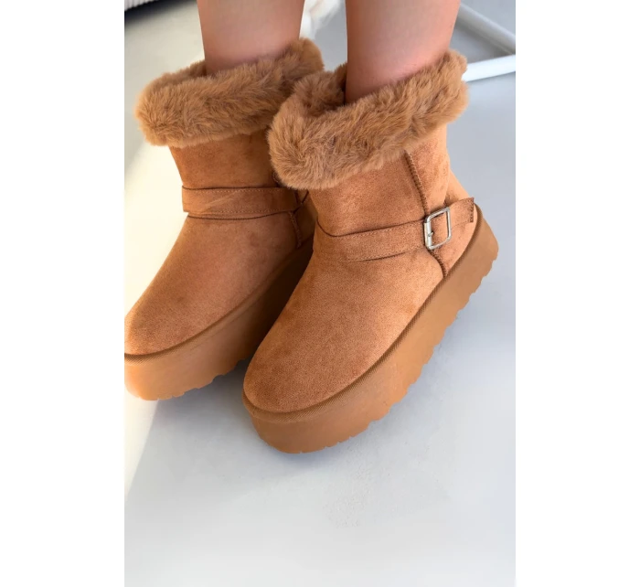 sněhule na platformě s přezkou a kožešinou Camel model 21821884 - Boto sněhule na platformě s přezkou a kožešinou Camel model 21821884 - Boto