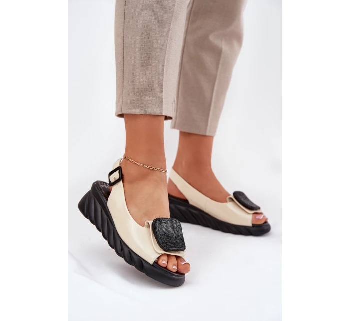 Kožené Lakované Dámské Sandály Na Klínu s Ozdobou Béžové model 21695646 - Artiker