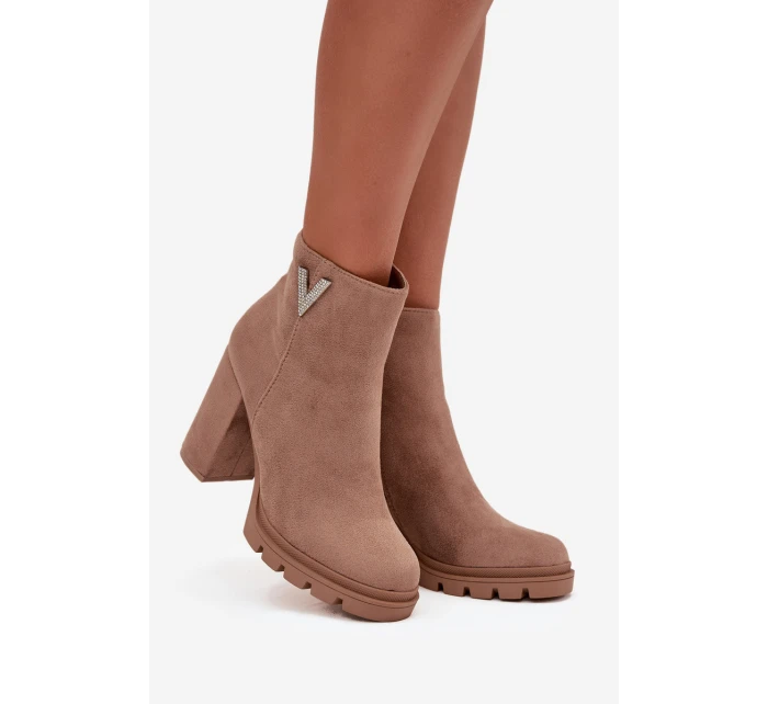 Dámské kotníkové boty s izolací na klínku s ozdobným detailem béžové Briella Dámské kotníkové boty s izolací na klínku s ozdobným detailem béžové Briella