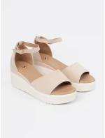 Pohodlné dámské  sandály Jasnobeżowy na klínku