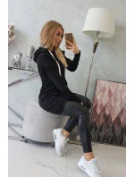 Šaty s ozdobnými volánky a kapucí černé barvy Šaty s ozdobnými volánky a kapucí černé barvy