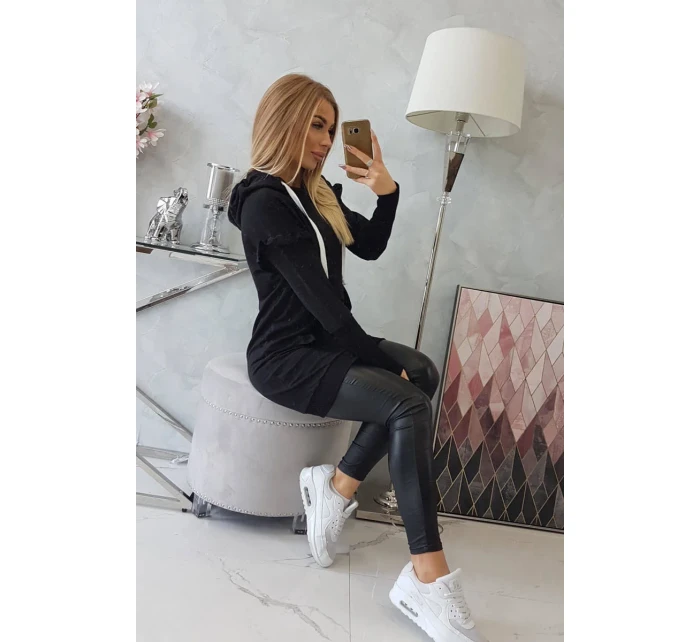 Šaty s ozdobnými volánky a kapucí černé barvy Šaty s ozdobnými volánky a kapucí černé barvy