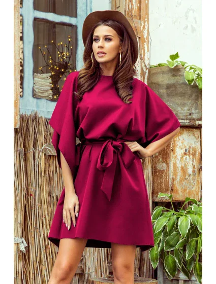 SOFIA Dámské šaty ve vínové bordó barvě se zavazováním v pase model 17355327 - numoco SOFIA Dámské šaty ve vínové bordó barvě se zavazováním v pase model 17355327 - numoco