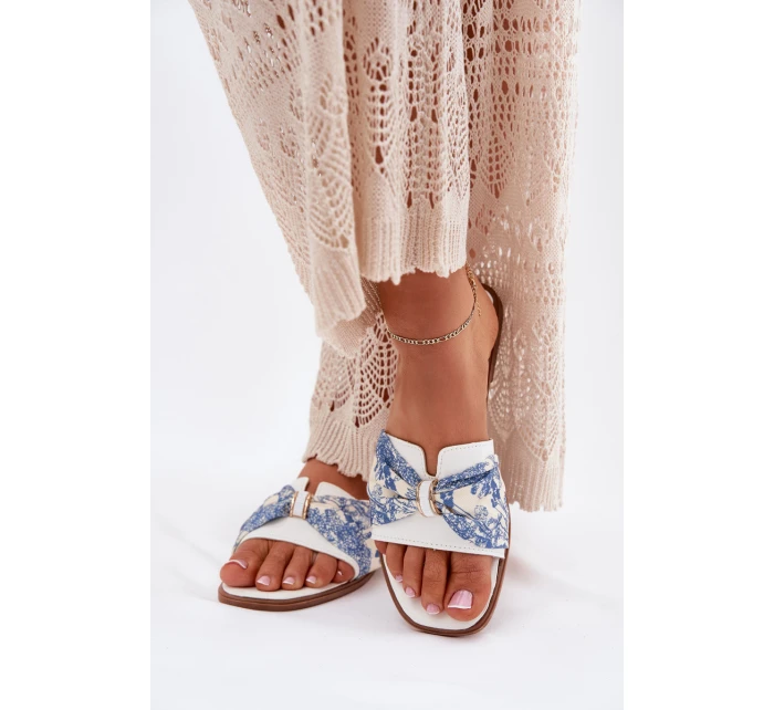 Dámské Pantofle Na Plochém Podpatku S Mašlí Bílé model 21702412 - Boto Dámské Pantofle Na Plochém Podpatku S Mašlí Bílé model 21702412 - Boto