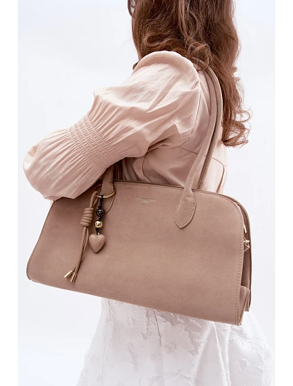 Kabelka s přívěskem a sponami Eko semišová světle béžová model 22111662 - Flora&Co