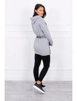 Šaty zdobené stuhou s nápisem šedá