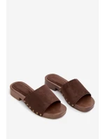 Dámské pantofle na nízkém podpatku se zlatými sponami čokoládové model 21919202 - EVENTO