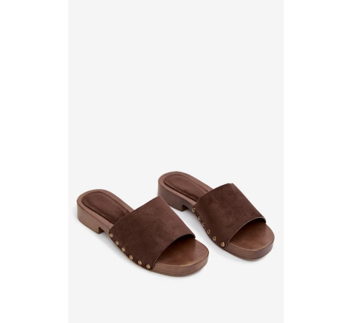 Dámské pantofle na nízkém podpatku se zlatými sponami čokoládové model 21919202 - EVENTO