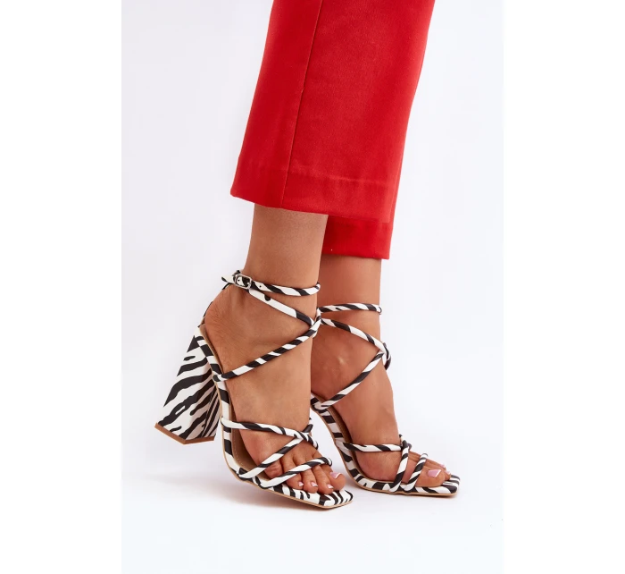 Moderní sandály na podpatku černobílé model 21650119 - Boto Moderní sandály na podpatku černobílé model 21650119 - Boto