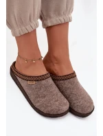 pantofle s výšivkou  tmavě béžové model 21714608 - Inblu