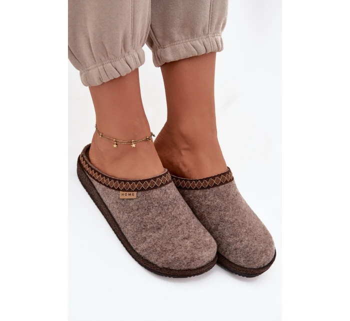 pantofle s výšivkou  tmavě béžové model 21714608 - Inblu