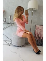 Přiléhavé šaty s výřezem pod poprsím lososem