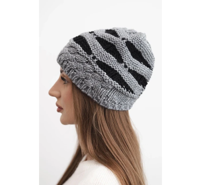 Dámská zimní čepice z vlny v hrubém pletení a pruhy K465 šedá + černá