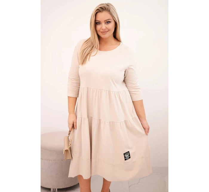 Dámská bavlněná model 21800787 Plus Size s volány a ohrnutými rukávy béžová - K-Fashion Dámská bavlněná model 21800787 Plus Size s volány a ohrnutými rukávy béžová - K-Fashion