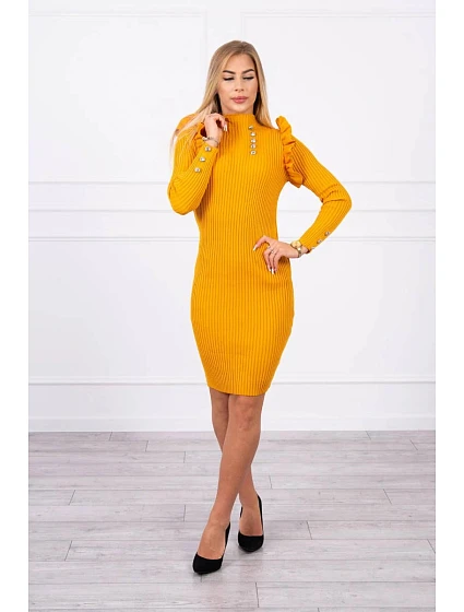 Přiléhavé svetrové šaty s knoflíky hořčicové barvy