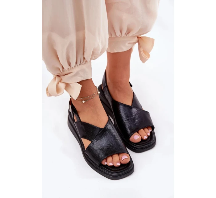 Dámské lakované sandály na klínku z eko kůže - černé Quilara Dámské lakované sandály na klínku z eko kůže - černé Quilara