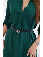 Šaty s delšími zády a pásem tmavě zelená