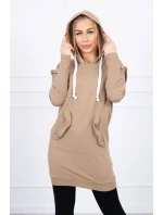 Šaty s ozdobnými volánky a kapucí camel