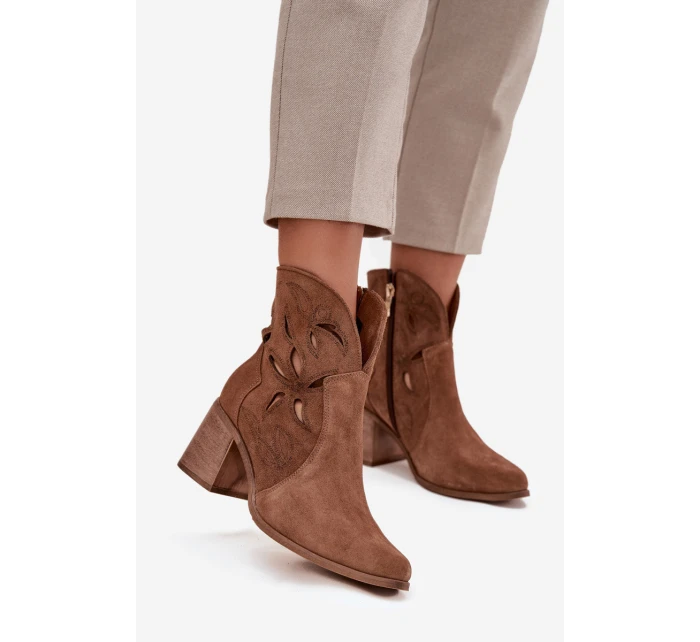 Dámské kotníky s perforovaným designem z přírodní semiše na podpatku Zazoo 3690 hnědé