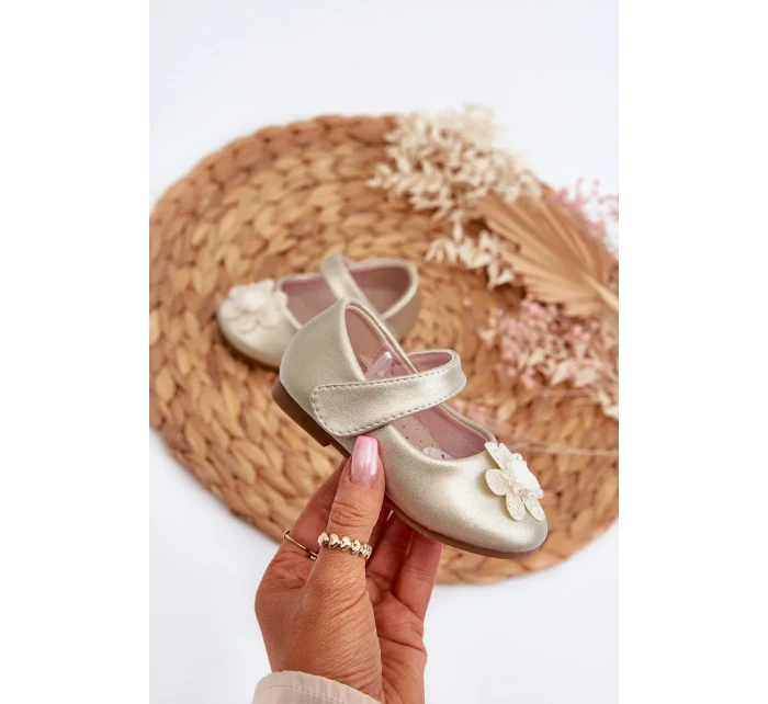 Dětské balerínky se zapínáním na suchý zip a zlatým zdobením serinde Dětské balerínky se zapínáním na suchý zip a zlatým zdobením serinde