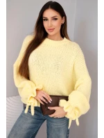 Dámský svetr s přídavkem mohairu s model 21857685 pletením a ozdobnými rukávy žlutý - K-Fashion