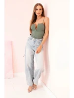 Dámská halenka s body bez model 21083134 volánky a výstřihem do V světle khaki - K-Fashion Dámská halenka s body bez model 21083134 volánky a výstřihem do V světle khaki - K-Fashion