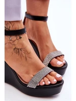 Módní kožené sandály na klínu černé model 21623011 - Boto Módní kožené sandály na klínu černé model 21623011 - Boto