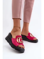 Dámské Sandály Z Eko Semiše Na Klínu A Platformě Se Zlatou Dekorací model 21658344 Fuchsie - VINCEZA Dámské Sandály Z Eko Semiše Na Klínu A Platformě Se Zlatou Dekorací model 21658344 Fuchsie - VINCEZA