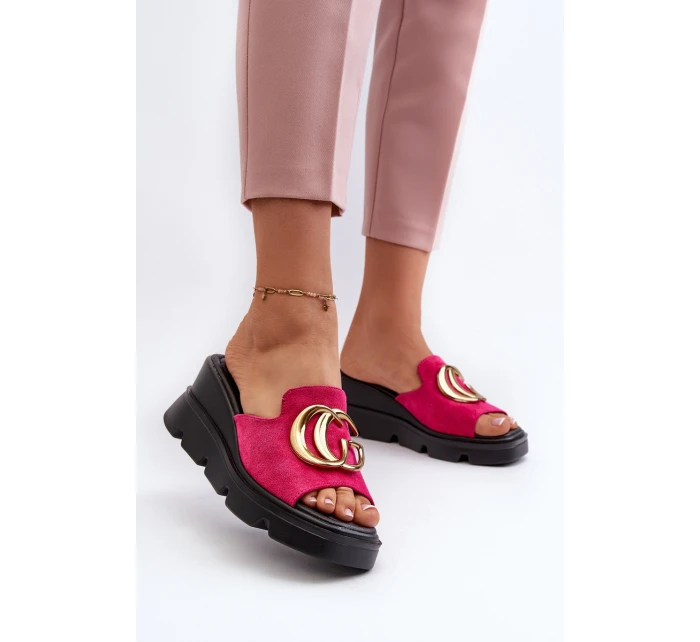 Dámské Sandály Z Eko Semiše Na Klínu A Platformě Se Zlatou Dekorací model 21658344 Fuchsie - VINCEZA Dámské Sandály Z Eko Semiše Na Klínu A Platformě Se Zlatou Dekorací model 21658344 Fuchsie - VINCEZA