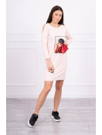 Šaty s grafikou a mašlí v puntíkované 3D pudrově růžové
