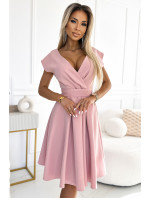 SCARLETT - Rozšířené dámské šaty v pudrově růžové barvě s přeloženým obálkovým výstřihem a páskem 348-9