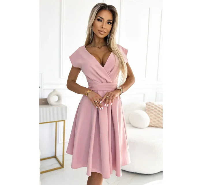 SCARLETT Rozšířené dámské šaty v pudrově růžové barvě s přeloženým obálkovým výstřihem a páskem model 19908587 - numoco SCARLETT Rozšířené dámské šaty v pudrově růžové barvě s přeloženým obálkovým výstřihem a páskem model 19908587 - numoco