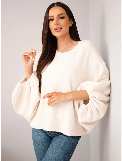 Svetr dámský s přídavkem model 22540770 oversize světlý béžový - K-Fashion Svetr dámský s přídavkem model 22540770 oversize světlý béžový - K-Fashion