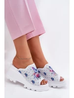 Dámské Kožené Sandały Na Klínu Artiker model 21695578 Bílé - Boto Dámské Kožené Sandały Na Klínu Artiker model 21695578 Bílé - Boto