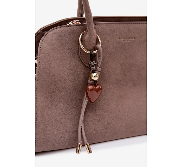 Kabelka s přívěskem a sponami eko semiš tmavě béžová Violette