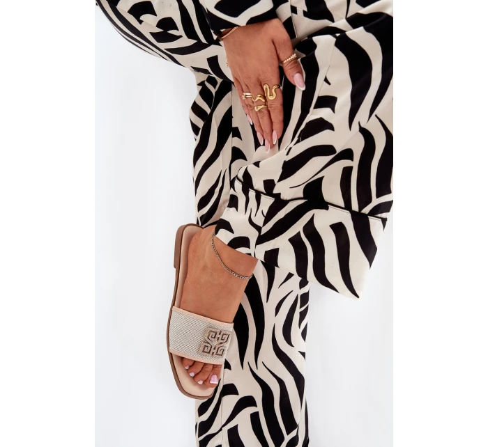 Elegantní Dámské Pantofle S Dekorací Na Plochém Podpatku Béžové model 21685546 - Boto Elegantní Dámské Pantofle S Dekorací Na Plochém Podpatku Béžové model 21685546 - Boto