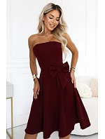 – elegantní midi šaty bez ramínek ve stylu s mašlí – bordó model 22405098 - numoco – elegantní midi šaty bez ramínek ve stylu s mašlí – bordó model 22405098 - numoco
