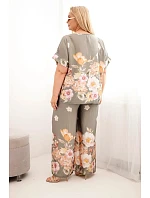 Dámský komplet Plus Size s halenkou a kalhotami s květinovým vzorem a širokými nohavicemi khaki Dámský komplet Plus Size s halenkou a kalhotami s květinovým vzorem a širokými nohavicemi khaki