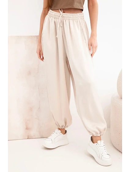 Široké dámské kalhoty s gumou v pase a typu béžové model 22064415 - K-Fashion Široké dámské kalhoty s gumou v pase a typu béžové model 22064415 - K-Fashion