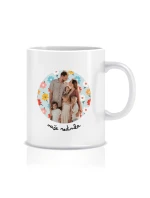 Personalizovaný klasický bílý hrníček s výřezem fotky na podkladu