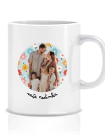 Personalizovaný klasický bílý hrníček s výřezem fotky na podkladu