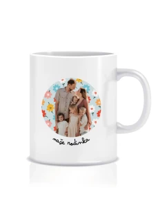 Personalizovaný klasický bílý hrníček s výřezem fotky na podkladu