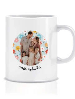 Personalizovaný klasický bílý hrníček s výřezem fotky na podkladu