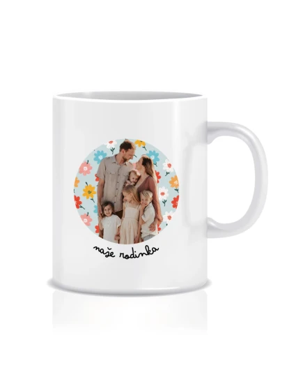 Personalizovaný klasický bílý hrníček s výřezem fotky na podkladu