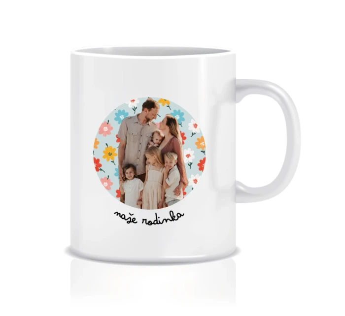 Personalizovaný klasický bílý hrníček s výřezem fotky na podkladu