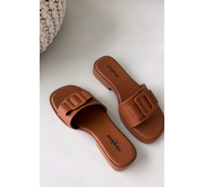 Dámské nazouváky na ploché podrážce s přezkou Camel model 21900536 - Boto Dámské nazouváky na ploché podrážce s přezkou Camel model 21900536 - Boto