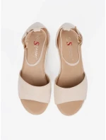 Pohodlné dámské  sandály Jasnobeżowy na klínku