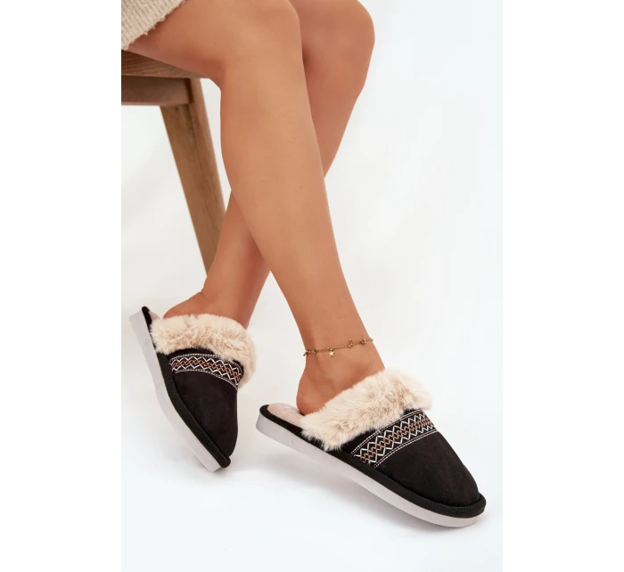 Dámské pantofle s kožíškem a výšivkou – černé Devianne Dámské pantofle s kožíškem a výšivkou – černé Devianne